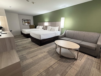 Family Room, 2 Queen Beds, Non Smoking, Refrigerator & Microwave (Larger Room;with Sofabed)