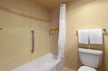Accessible King w/ Tub Shower
