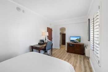 Essential Room 1 Queen bed- No Balcony