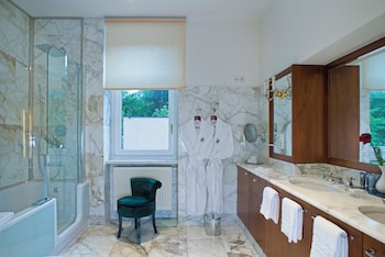 Design Suite, 1 King Bed, Park View, Corner
