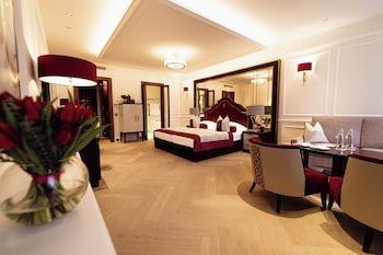 Premium Suite, 1 King Bed, Patio, Park View