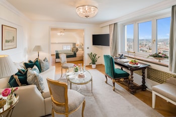 Signature Suite, 1 King Bed, Bathtub, City View