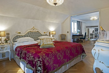 Signature Suite, 1 King Bed, Bathtub, City View