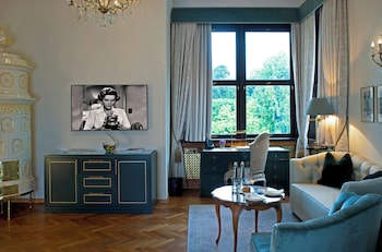 Design Suite, 1 King Bed, Park View, Corner