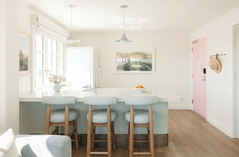 Suite (Newport)