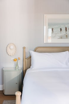 Room, 1 King Bed, Roll-in Shower (Peninsula View)