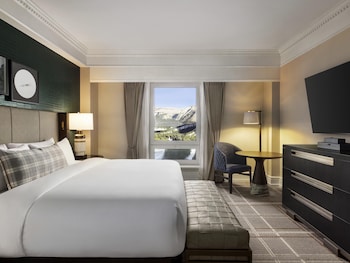 Deluxe Room, 1 King Bed, Mountain View