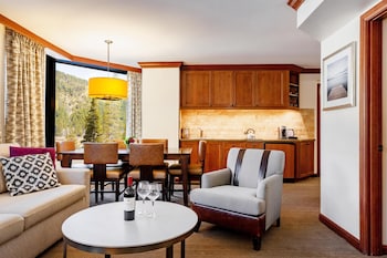 Deluxe Suite, Fireplace, Valley View