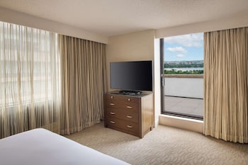 Modern One Bedroom Suite Balcony - 1 King Bed