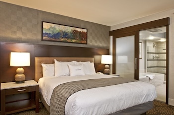 Modern One Bedroom Suite Balcony - 1 King Bed