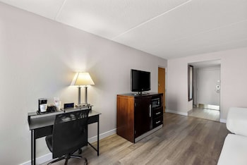 Standard Room, 2 Queen Beds, Non Smoking, Refrigerator & Microwave (1st Floor;Pet Friendly)