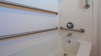 Standard Room, 2 Queen Beds, Accessible, Bathtub