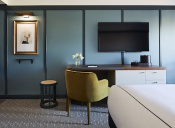 Room (Essential)
