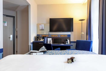 Comfort Room, 1 Queen Bed, Courtyard Area