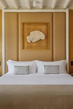 Deluxe Room, 1 King Bed, Sea View (Corner)