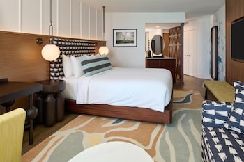 Club Room, 1 Queen Bed, City View
