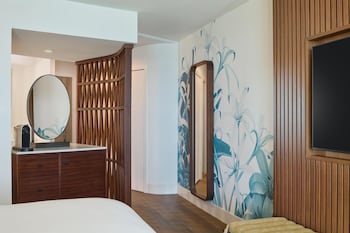 Club Room, 1 Queen Bed, City View
