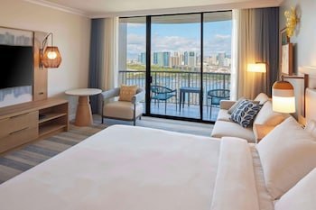 Room, 1 King Bed, Roll-In Shower, Lagoon View (Rainbow Tower, Renovated)