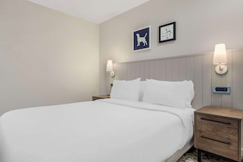 Suite, 1 Queen Bed, Accessible (One Bedroom Mobility Tub)