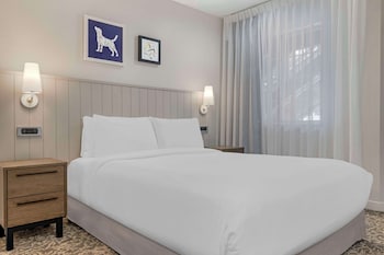 Suite, 1 Queen Bed, Accessible (One Bedroom Mobility Tub)