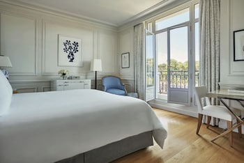 Suite, 1 King Bed (Palace Pinewood)