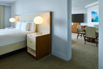Suite, 1 Bedroom (Waikiki View)