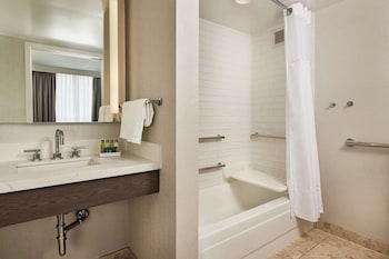 Suite, 1 Queen Bed, Accessible, Bathtub (Mobility Accessible, 2 Room Suite)