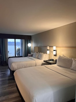 Room, 2 Queen Beds, Non Smoking, Lake View (Mobility Accessible)