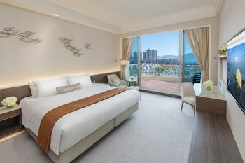 Deluxe Room, 1 King Bed, Balcony, Sea View