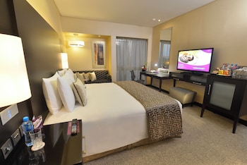 Standard Room, 1 King Bed, Pool View