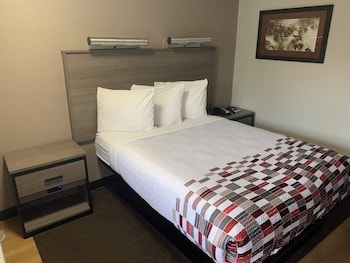 Deluxe Room, 1 Queen Bed (Smoke Free)