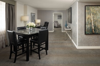 Presidential Suite, Accessible (Roll-in Shower)