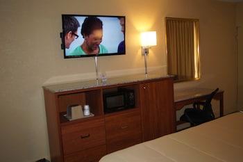 Basic Room, 1 King Bed, Non Smoking, Private Bathroom