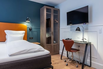 Premium Room, 1 King Bed, Non Smoking (with Sofabed)