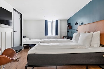 Premium Room, 1 King Bed, Non Smoking (with Sofabed)