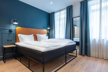 Business Room, 1 Queen Bed, Non Smoking
