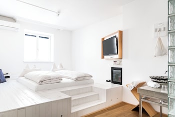 Tiny Independent Room
