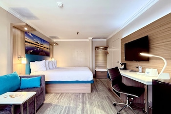 Room, 1 King Bed, Accessible, Non Smoking (Mobility/Hearing Impaired)