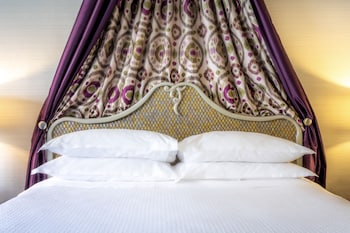 Castle Turret Suite King Bed with Sofa Sleeper
