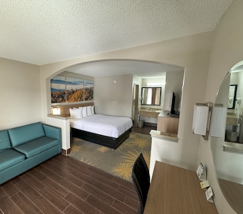 Standard Room, 1 Queen Bed