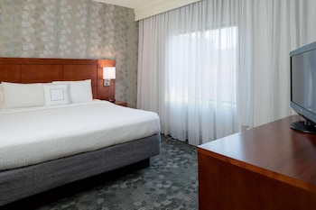 Deluxe Room, 1 King Bed with Sofa bed