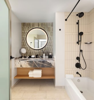 Room, 1 King Bed, Accessible, Bathtub