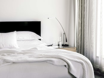 Deluxe Room, 1 King Bed, Jetted Tub