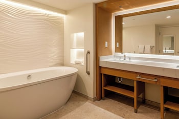 Suite, 1 King Bed with Sofa bed, Club Lounge Access, Oceanfront (Tradewinds, Adults Only)