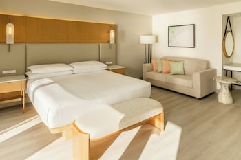 Suite, 1 King Bed with Sofa bed, Oceanfront (South Tower, Corner Room, High Floor)