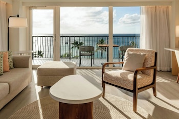 Suite, 1 King Bed with Sofa bed, Oceanfront (South Tower, Corner Room, High Floor)