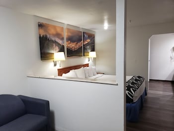 Studio Suite, 1 King Bed with Sofa bed, Non Smoking