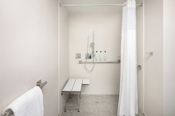 Suite, 1 Bedroom, Hearing Accessible (Roll-in Shower)