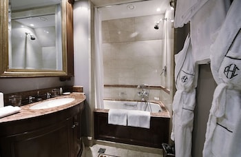 Deluxe Room, 1 King Bed