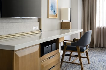 Deluxe Room, 1 King Bed, Bay View (Balcony)